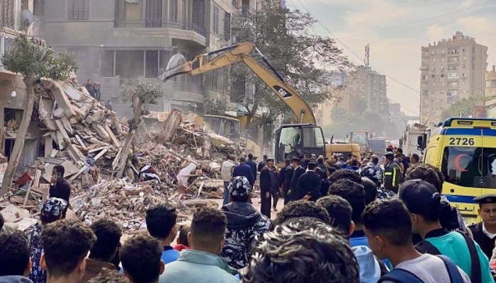 مصرع وإصابة 11 شخص في انهيار عقار بالعباسية