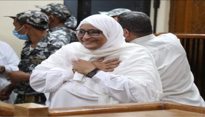 في قضية ثالثة.. إحالة الحقوقية هدى عبد المنعم وعلا القرضاوي و100 مصري إلى المحاكمة