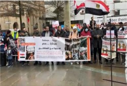 شاهد.. «السيسي هو بشار».. احتجاجات في بريطانيا تدعو للإفراج عن المعتقلين بمصر