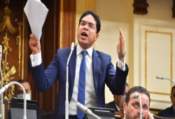 نائب برلماني يهاجم المجلس والحكومة بعد القرض الإماراتي: "فلوس البلد والإيرادات فين؟"
