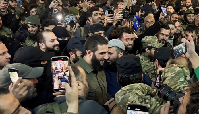 شاهد.. إعلام السيسي يهدد الشرع: أبوك وأمك هنا في مصر!!