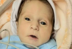 مأساة إنسانية في غزة: وفاة رضيعة بسبب البرد الشديد في خيمة نازحين (شاهد)