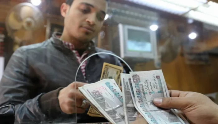 الجنيه المصري يواصل الانهيار والدولار يتخطى حاجز 51 جنيهًا