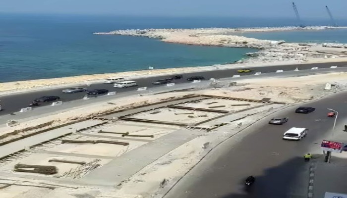 السيسي يواصل مسلسل التخلف العمراني .. هدم سور كورنيش البحر حتى كازينو الشاطبى