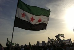 حكومة السيسي ترفض رفع علم الثورة السورية على السفارة بالقاهرة (شاهد)