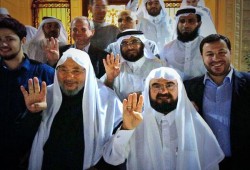 جدل على شعار الدكتور بديع.. سؤال مشروع شاركه مندسون: السلمية أم السلاح أي الطريقين؟