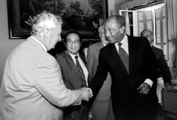 في ذكرى مولده || م.إ.مونيتور: السادات خائناً للعالم العربي!