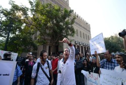 "النواب" يتراجع بعد غضب الأطباء ويحذف مادة الحبس الاحتياطي من قانون المسئولية الطبية