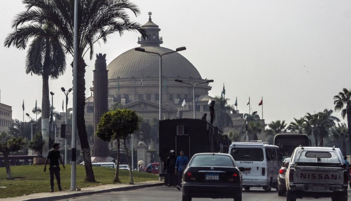 جامعة القاهرة تحيل أستاذًا للتحقيق بسبب قصيدته عن سوريا