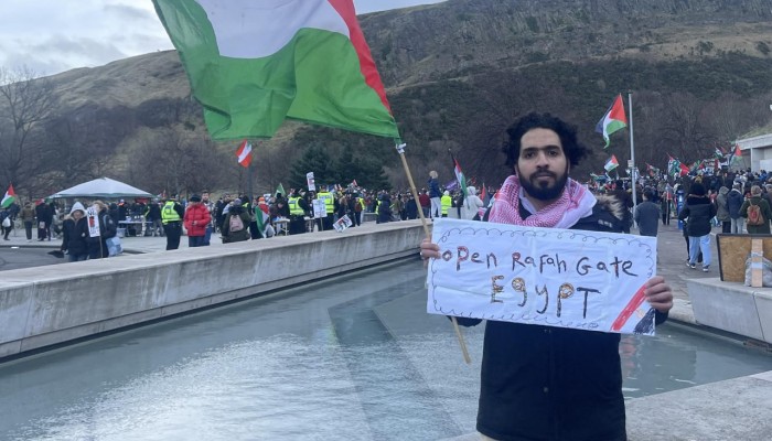 طيار صهيوني يتهم اللاجئ المصري ببريطانيا عبد الرحمن عز بالتحريض ضد الصهيونية