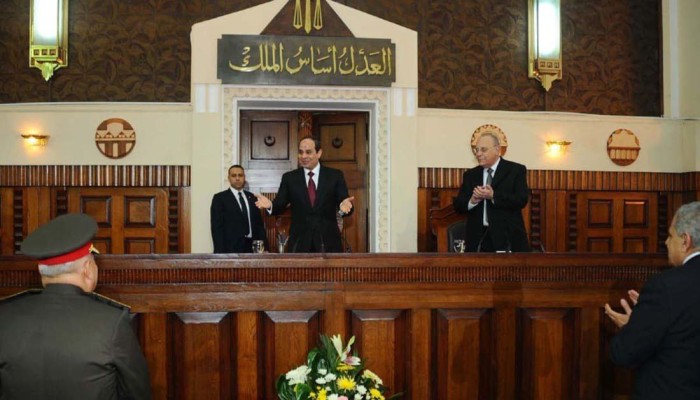 جنايات القاهرة تجدد حبس 352 معتقلاً سياسيًا في أقل من ساعة!