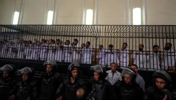 معتقلون في سجون السيسي يطلبون تمديد حبسهم لتجنب الإخفاء القسري