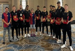 بالفيديو.. منح لاعبي برشلونة آيفونات ذهبية يشعل غضباً واسعًا في السعودية