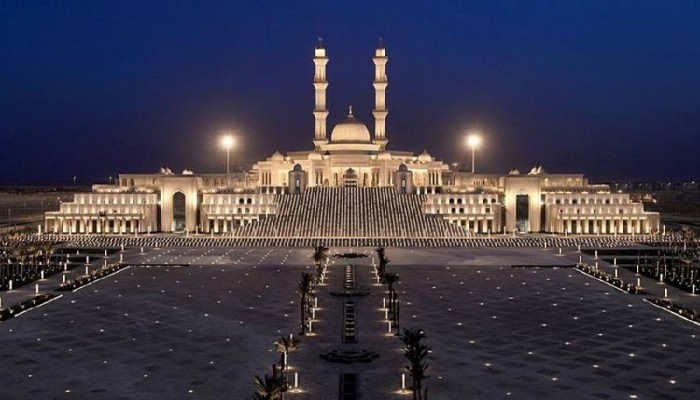 بتكلفة مليار جنيه... افتتاح “مسجد مصر الكبير” في صحراء العاصمة الإدارية الجديدة!!