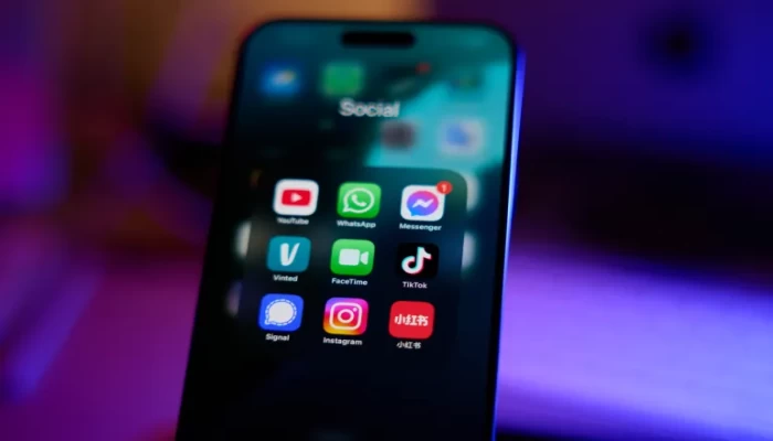 مراقبة الهواتف ووسائل التواصل.. "انتبه.. أنت تحمل جاسوسًا في جيبك!"