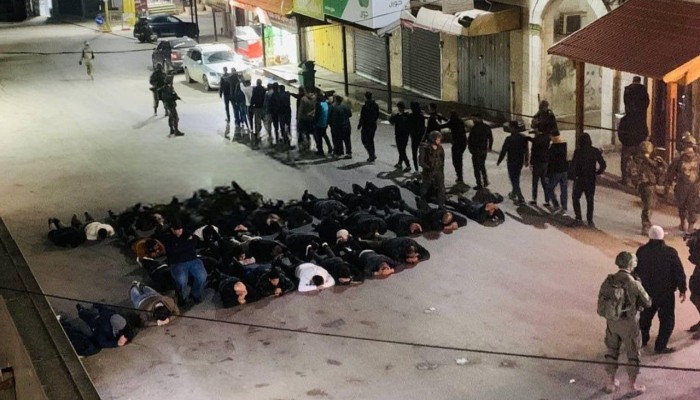 شاهد.. الاحتلال يعتقل 64 فلسطينياً ومستوطنون يحرقون المنازل والمتاجر بالضفة الغربية