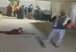 #جريمة_الأقصر : مدمن يذبح جاره ويتجول برأسه في الشارع.. ونشطاء: "الناس واقفة بتتفرج"!