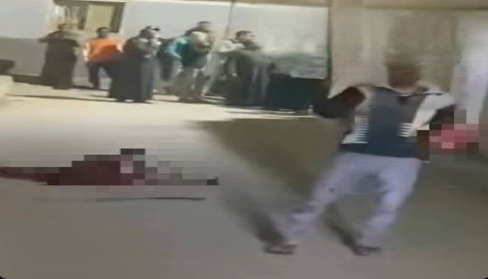 #جريمة_الأقصر : مدمن يذبح جاره ويتجول برأسه في الشارع.. ونشطاء: "الناس واقفة بتتفرج"!