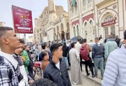عميل غاضب يقتل ضابط شرطة داخل بنك مصر ..تفاصيل معاناة المصريين!!