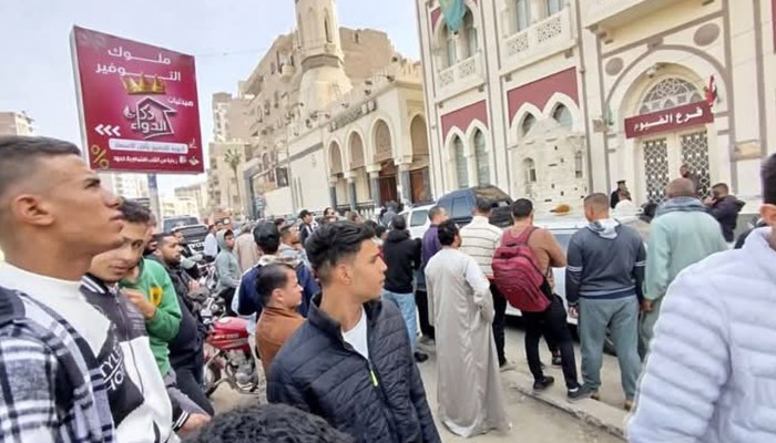 عميل غاضب يقتل ضابط شرطة داخل بنك مصر ..تفاصيل معاناة المصريين!!