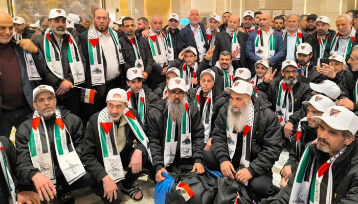 تحرير وإبعاد.. 70 أسيرًا فلسطينيًا يصلون مصر بعد صفقة التبادل (شاهد)