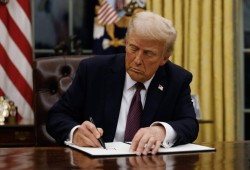 ميدل إيست مونيتور: هل ترامب صانع سلام أم داعية حرب؟