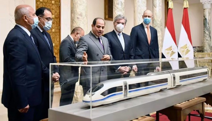 رغم جبال الديون وفوائدها... حكومة السيسي تُصر على الاقتراض لتمويل القطار السريع