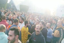 شاهد...تدني الزيادة السنوية وغلاء الأسعار يدفعان عمال النساجون الشرقيون للإضراب عن العمل