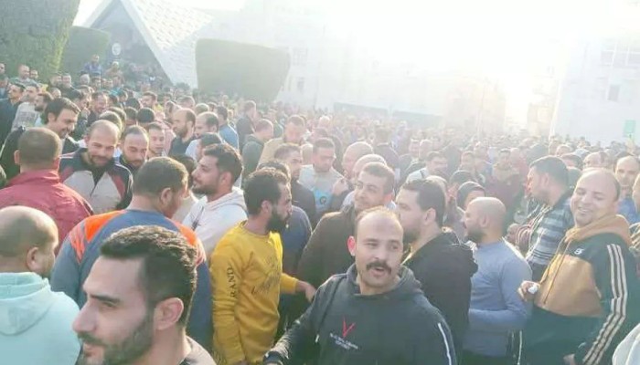 شاهد...تدني الزيادة السنوية وغلاء الأسعار يدفعان عمال النساجون الشرقيون للإضراب عن العمل