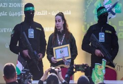 القسام تسلم أسيرة من جباليا وسرايا القدس تستعد لإطلاق أسيرين أمام منزل السنوار (فيديو)