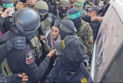 بالفيديو| من أمام منزل السنوار وركام مخيم جباليا.. المقاومة الفلسطينية تسلم 3 أسرى إسرائيليين