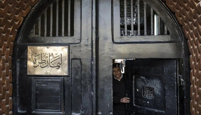 بينهم صحفية وزوجة معتقل.. حبس 35 مواطن بعد إخفاء قسري طويل