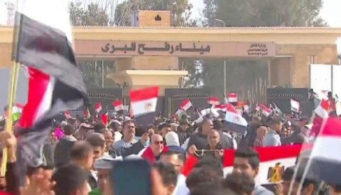 مظاهرات على بوابة رفح رفضاً للخطة الأمريكية لتهجير الفلسطينيين