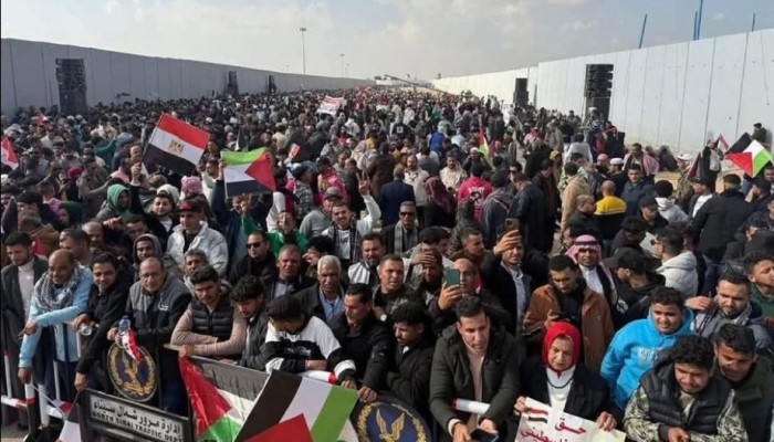مظاهرات معبر رفح رفعت علم فلسطين.. هل يخرج 14 ألف جريح ومريض غزاوي للعلاج ؟!