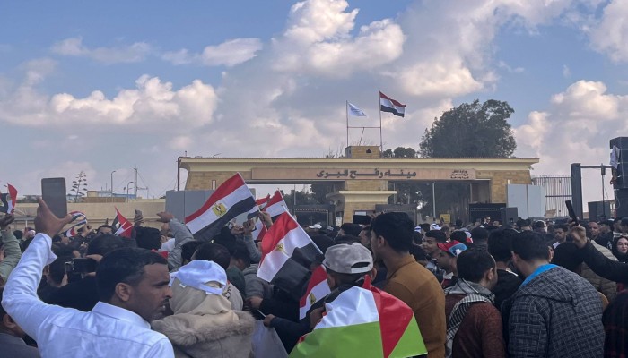 حشود بأوامر أمنية.. لماذا سمح السيسي بتظاهرات رفض تهجير الفلسطينيين في رفح ومنعها بالقاهرة؟