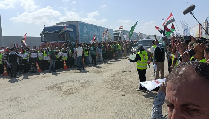 داعمو السيسى ورافضو التهجير .. متظاهرو معبر رفح سرقوا مساعدات غزة!!