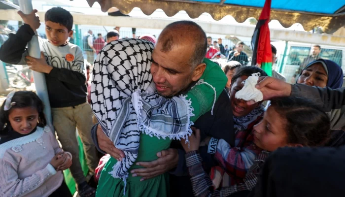 سجون الاحتلال: الأسرى الفلسطينيون يتعرضون لـ "تعذيب منهجي" قبل الإفراج عنهم
