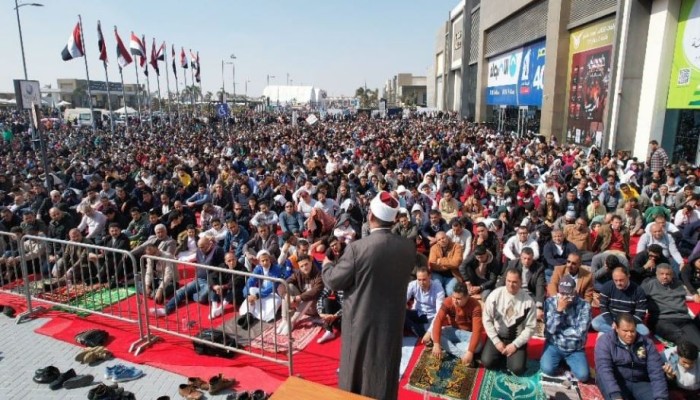 مع تكراره الجمعة.. مشهد الصلاة بمعرض الكتاب يقلق العلمانيين من "مصر إسلامية"