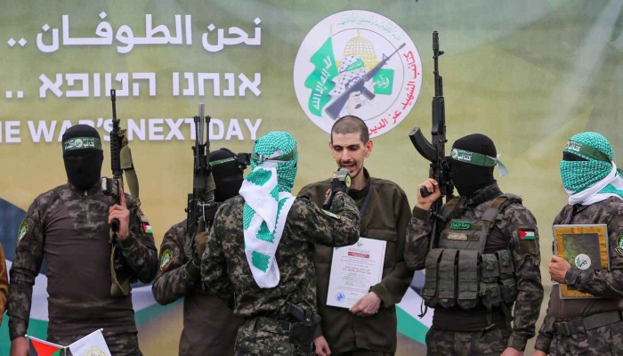 دلالات عملية التسليم.. حماس: “نصر نتنياهو المطلق تحطم” ويد المقاومة ستبقى العليا