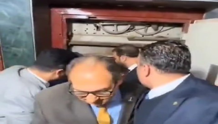بالفيديو.. نجاة محافظ الغربية وعدد من النواب من كارثة سقوط أسانسير بمستشفى كفر الزيات