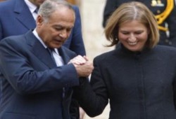 دعوة أحمد أبو الغيط "حماس" بالتنحي تثير غضبًا واسعًا.. ونشطاء: "حبيب تسيبي ليفني"