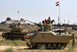 وزير الدفاع يشدد على الجاهزية القتالية للجيش الثالث الميداني بسيناء