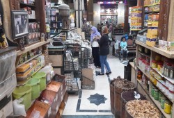 العطارة والأعشاب ملاذ المصريين في ظل غلاء الأدوية ونقصها الحاد