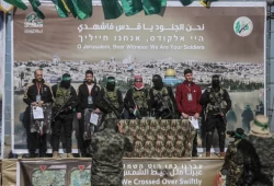 تسليم الأسرى بمركبة اغتنمتها المقاومة.. وتحرير 369 فلسطينيًا.. وهدية ذهبية لابنة أسير