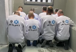 ملابس الأسرى المحررين تثير غضبًا فلسطينيًا وانتقادات بإسرائيل