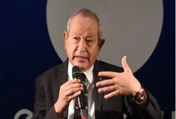 ساويرس يحذر السيسي : المشروعات الكبرى تفاقم أزمة الدولار