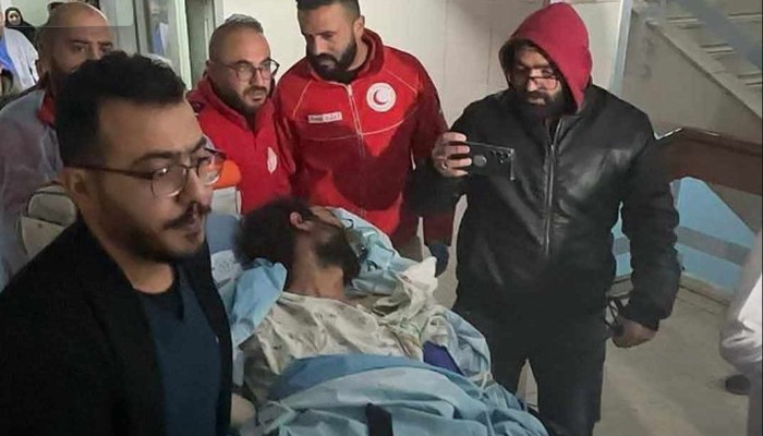 ضمن صفقة التبادل.. الاحتلال يفرج عن أسير فلسطيني بين الحياة والموت (فيديو)