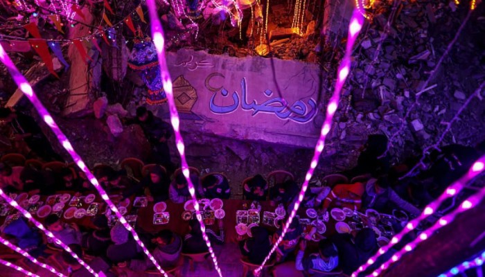 شاهد... أبناء غزة يتحدون التهجير بسحور جماعي بخان يونس