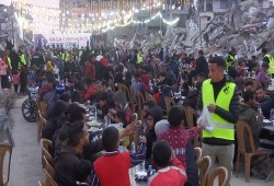 رمضان في غزة... إفطار جماعي وصلاة التراويح وسط الدمار  (فيديو)