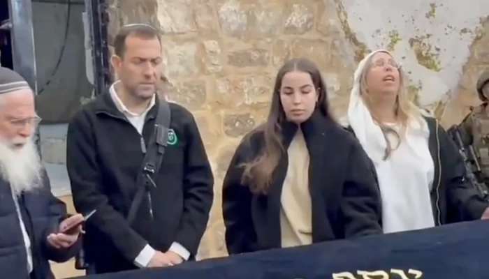 أسيرة إسرائيلية تنضم إلى المستوطنين في اقتحام قبر بالضفة الغربية بعد الإفراج عنها